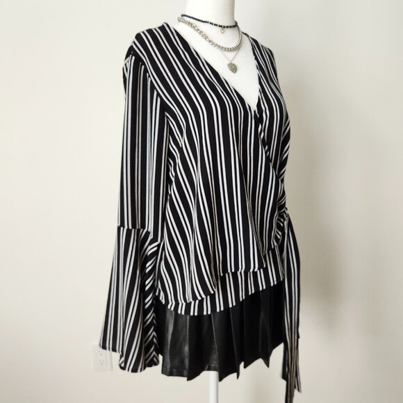 Striped Bell Sleeve Wrap Top Medium Black White Boho Flowy Goth Chloe‎ & Katie - Picture 13 of 13